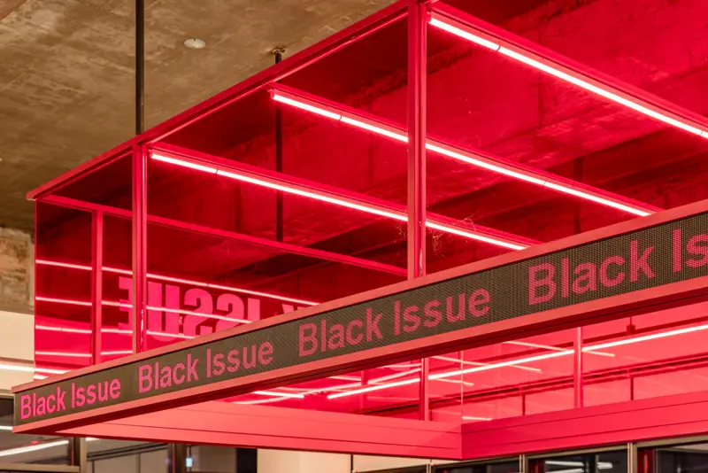 레드 LED 프레임이 만드는 강렬한 브랜드 시그니처